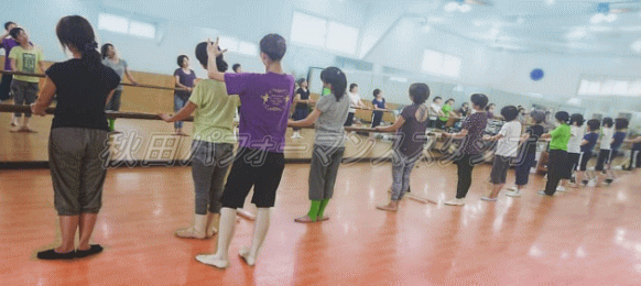 �H�c�p�t�H�[�}���X�X�^�W�I�iA.P.Studios�j�̃g�b�v�ʐ^�ł��B���Kyoga�E���[�V�[�_�b�g���E�N���V�b�N�o���G�E�W���Y�_���X�E�X�g���[�g�_���X�E�q�b�v�z�b�v�E�u���C�N�_���X�E�G�A���r�N�X�E�L�b�N�{�N�V���O�E���Ɍ��E�C���̑��E�E�F�[�u�X�g���b�`�E�t���[���[�V�[�E�~�S���EZUMBA�E�Y���o�t�B�b�g�l�X�E�J���`���[�X�N�[���H�c